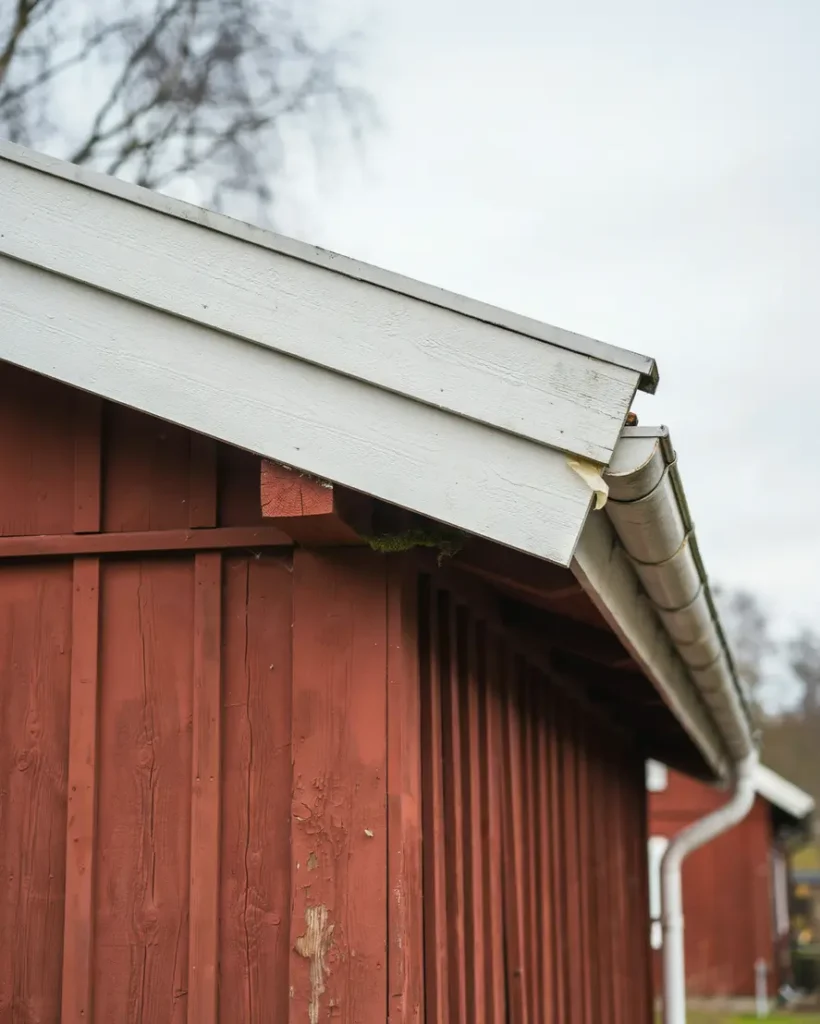 m la om takfoten och vindskivorna i tid smart underh ll som skyddar fasaden l ngre